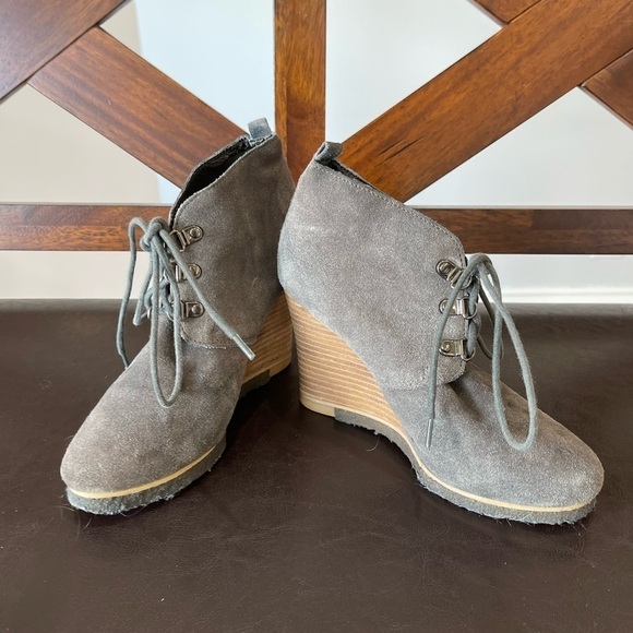 Steve Madden Dessertt leather wedge in a size 6 1/2 - Picture 1 of 16